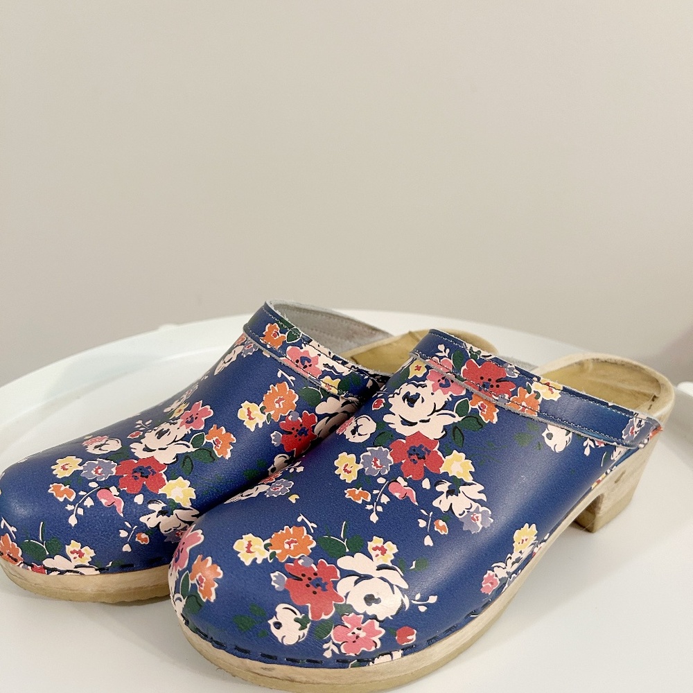 No. 6 Old school clogs, mid-heel in Large Blue Bouquet, size 39